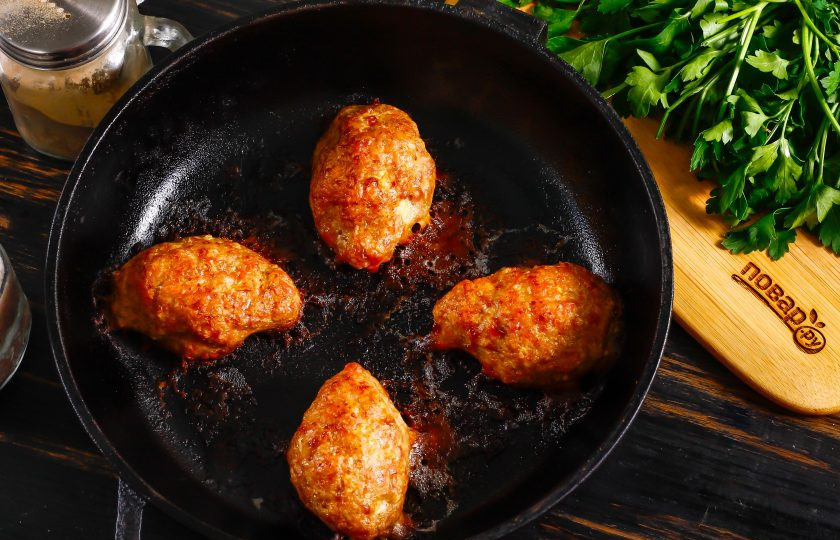 1. Этап. Котлеты Мышки: Готовое блюдо извлеките из духовки и слегка остудите.