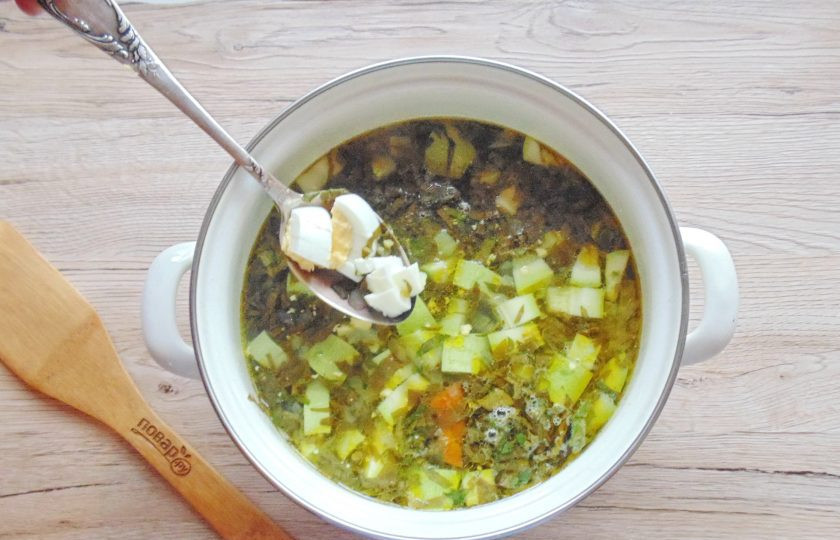 1. Этап. Щавелевый суп с кабачками: Заранее отваренные яйца очистите, нарежьте кубиком и добавьте в уже готовый суп.