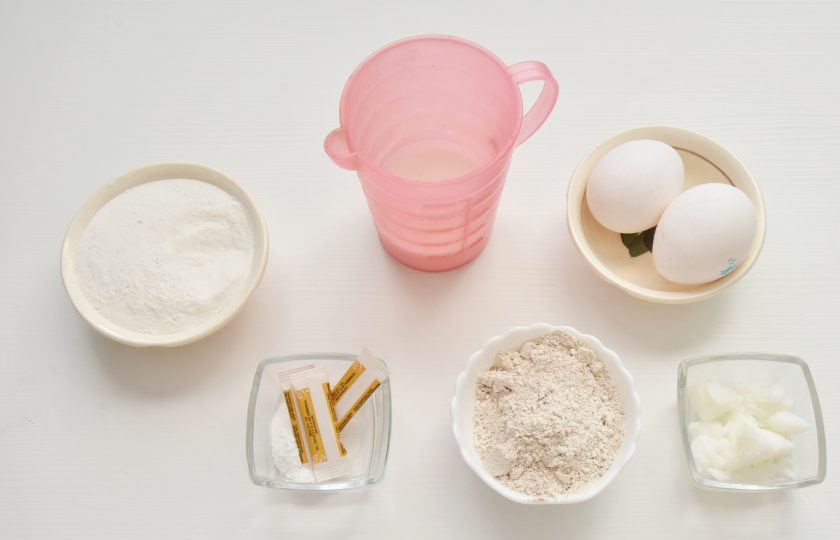 1. Этап. Протеиновые капкейки: Для приготовления капкейков подготовьте продукты. Если нет в наличии овсяной муки, можно смолоть овсяные хлопья в кофемолке и просеять через сито.