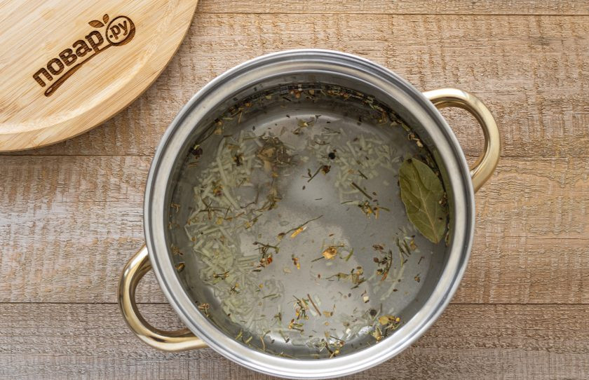 1. Этап. Помидоры с чесноком без уксуса на зиму: Для маринада вскипятите воду с сахаром, солью, 1/2 ст. л. тертого чеснока, лавровым листом и приправой для засолки. Проварите, чтобы сахар и соль растворились. Затем удалите лавровый лист.