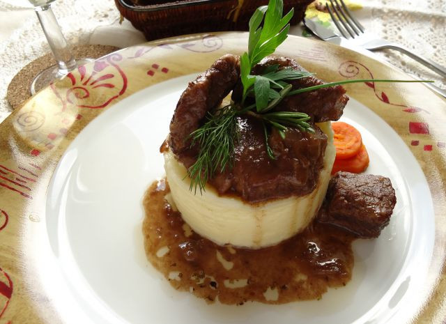 1. Этап. Сочная говядина на сковороде: Готовую говядину подайте с картофельным пюре.