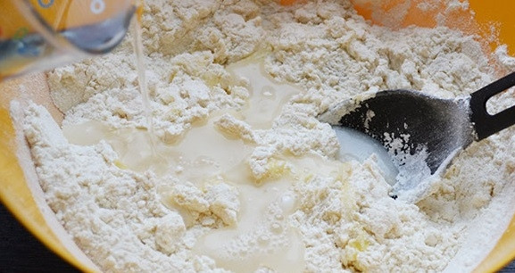 1. Этап. Дюшбара: 3. Перемешайте и тонкой струйкой добавляйте небольшими порциями воду (количество указать сложно, все зависит от самой муки и размера яиц).