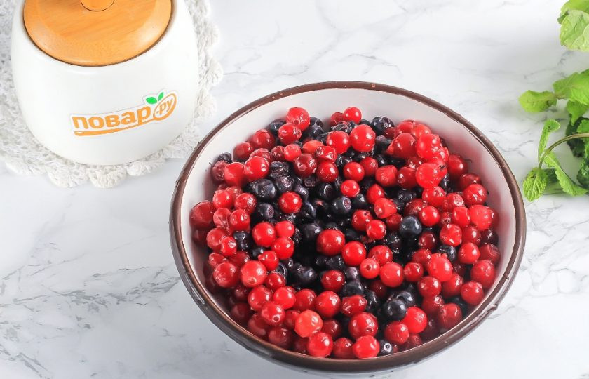 1. Этап. Варенье из черники и брусники: Подготовьте указанные ингредиенты. Ягоды переберите, удалите подпорченные.