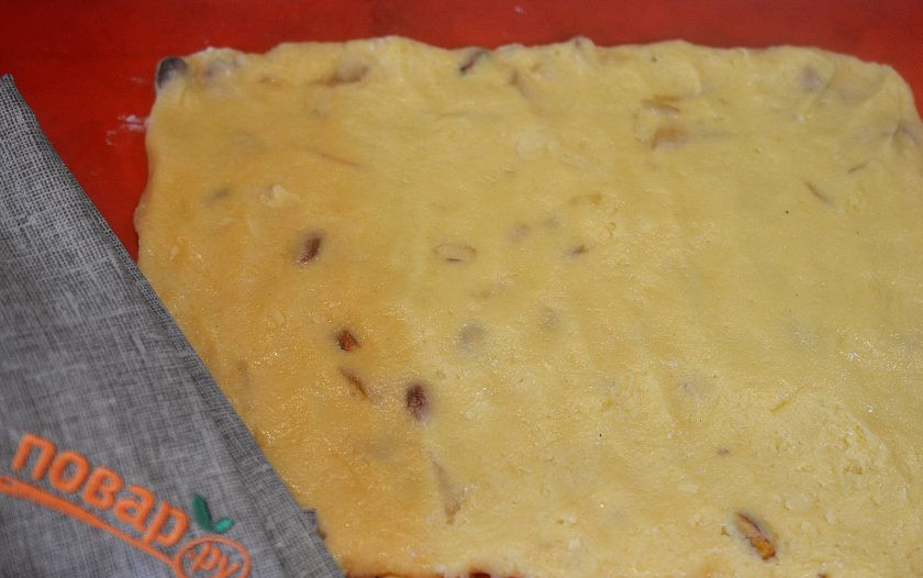 1. Этап. Печенье с грушами, фисташками и имбирем: 8. Раскатайте тесто в пласт толщиной чуть меньше 1 см.