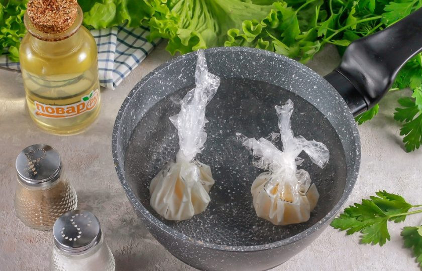 1. Этап. Тост с авокадо, соленой семгой и яйцом пашот: Вскипятите воду в ковше, сотейнике и опустите в нее мешочки с яйцами. Отварите 2 минуты на умеренном нагреве и извлеките мешочки на тарелку.