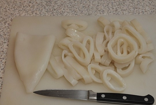 1. Этап. Макароны с кальмарами: 4. Соус должен загустеть и стать однородным. Затем его можно снять с огня. Рецепт приготовления макарон с кальмарами далее переходит к довольно сложному процессу. Кальмары необходимо тщательно очистить от пленок, промыть и нарезать тонкими кружочками.