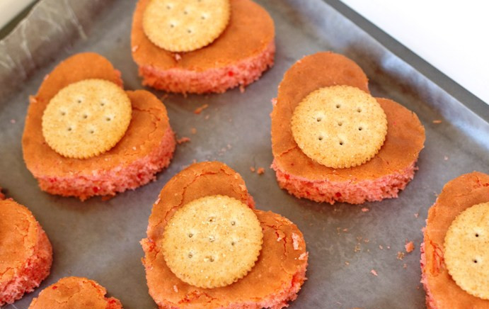 1. Этап. Клубничная тянучка: На каждое печенье положите по крекеру.