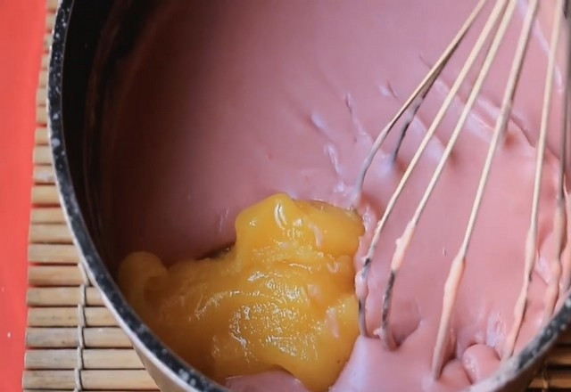 1. Этап. Кисель из овсянки: Добавьте мед и перемешайте.