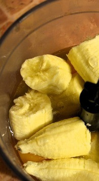 1. Этап. Запеканка Загрушевная: 2 банана, 2 яйца и манную крупу измельчить блендером до однородности.