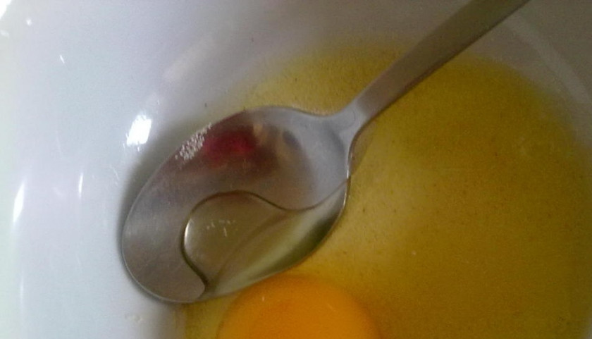 1. Этап. Манные клецки: Поместите в глубокую тарелку одно яйцо и тщательно взболтайте.