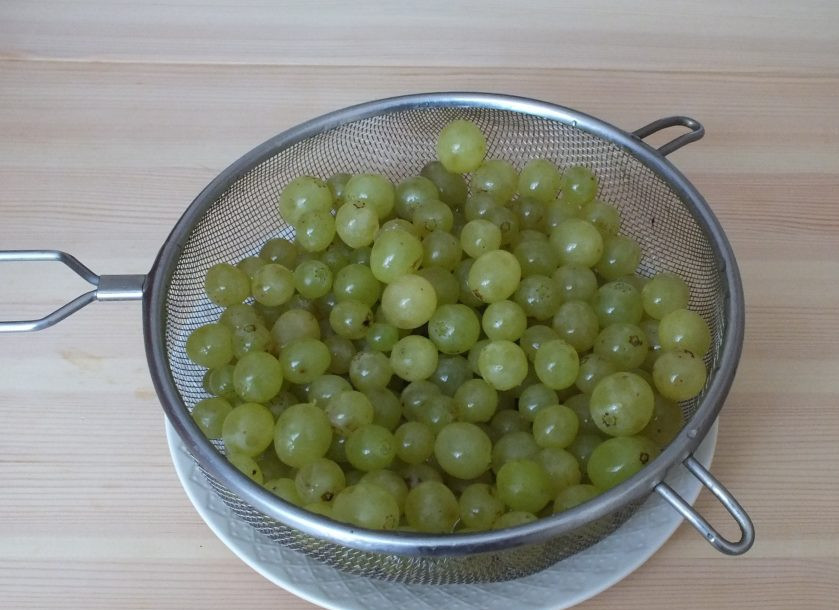 1. Этап. Варенье Кишмиш: Снимите ягоды с кисти, промойте и дайте стечь воде.