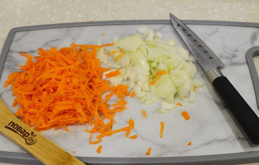 1. Этап. Подлива для голубцов: Овощи почистите, лук нарежьте кубиком, морковь натрите на терке.