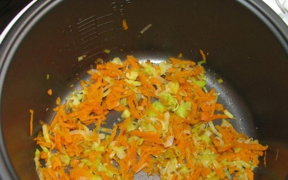 1. Этап. Суп из семги в мультиварке: 1. Лук и морковку моем, чистим, измельчаем. В режиме 