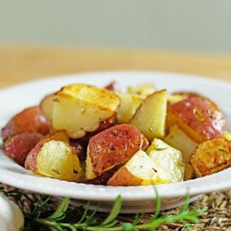 Запеченный картофель с чесноком и розмарином