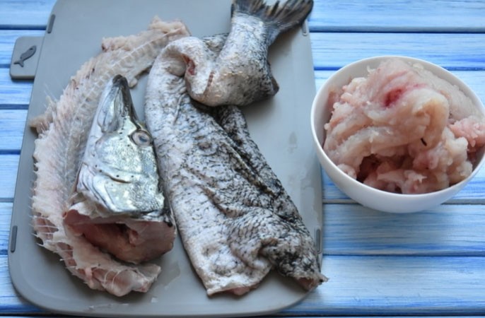 1. Stage. Stuffed pike: Cut off the head, gently separate the meat from the skin with your hands, chop off the ridge at the tail leaving a small piece of bone. Separate the meat from the bones.