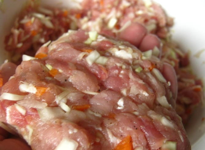 1. Этап. Пельмени со свининой и капустой: 2. Для начинки моем капусту, морковь и лук, мелко нарезаем их. Свинину рубим ножом на маленькие кусочки. Перемешиваем начинку, добавляем по вкусу соль, перец и ¼ стакана холодной воды.