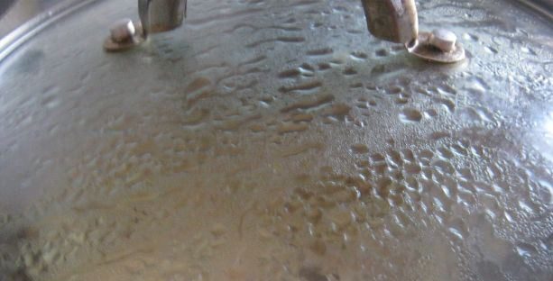 1. Этап. Лагман из говядины по-узбекски: Варим под крышкой на медленном огне до готовности, примерно 45-60 минут.