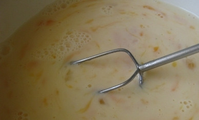 1. Этап. Омлет с сыром в духовке: Не взбиваем, а просто перемешиваем на маленькой скорости до однородности. Форму для запекания омлета смазываем маслом, выливаем в нее омлетную смесь. Ставим в разогретую до 200 градусов духовку.