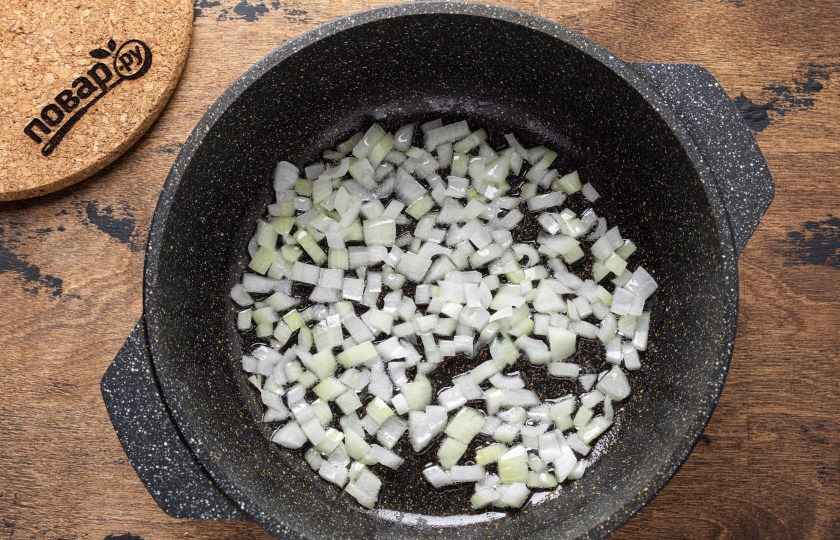 1. Этап. Жареные баклажаны Как грибы: Разогрейте сковороду на среднем огне и добавьте нарезанный кубиками репчатый лук. Жарьте его до прозрачности.