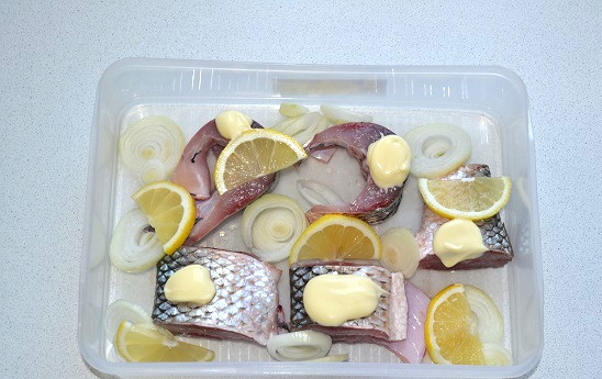 1. Этап. Пеленгас на мангале: И добавьте немного майонеза.