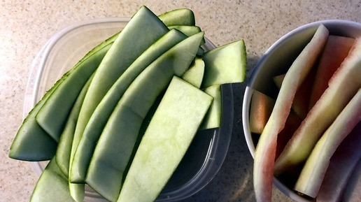 1. Этап. Салат с арбузными корками: Срезаем с корок арбуза жесткую зеленую часть, которая не будет использована.