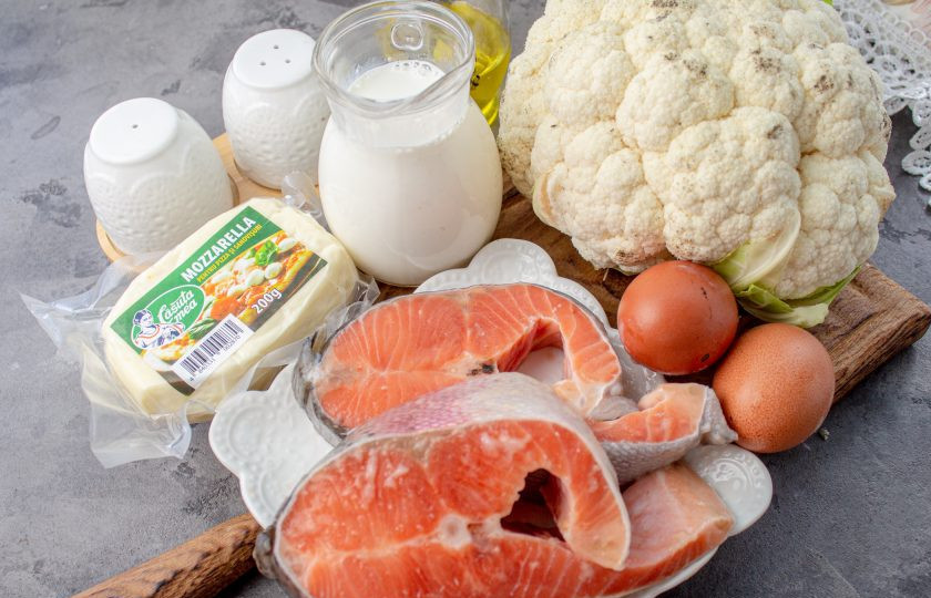 1. Этап. Запеканка из цветной капусты и семги: Подготовьте все необходимые ингредиенты. Стейки семги можно заменить на филе или вовсе взять соленую рыбу. Цветная капуста подойдет как свежая, так и мороженая.