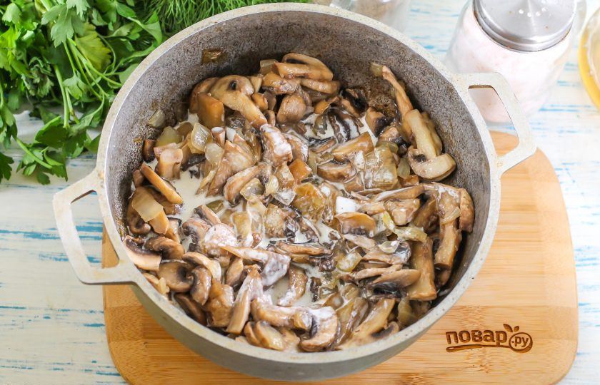 1. Этап. Грибной капучино: Посолите и тушите около 10-12 минут, пока вся жидкость не испарится. Обжарьте грибы около 1-2 минут до румяности. После этого поперчите блюдо, влейте сливки и прогрейте до кипения. Немного грибов выложите на блюдце для украшения блюда.