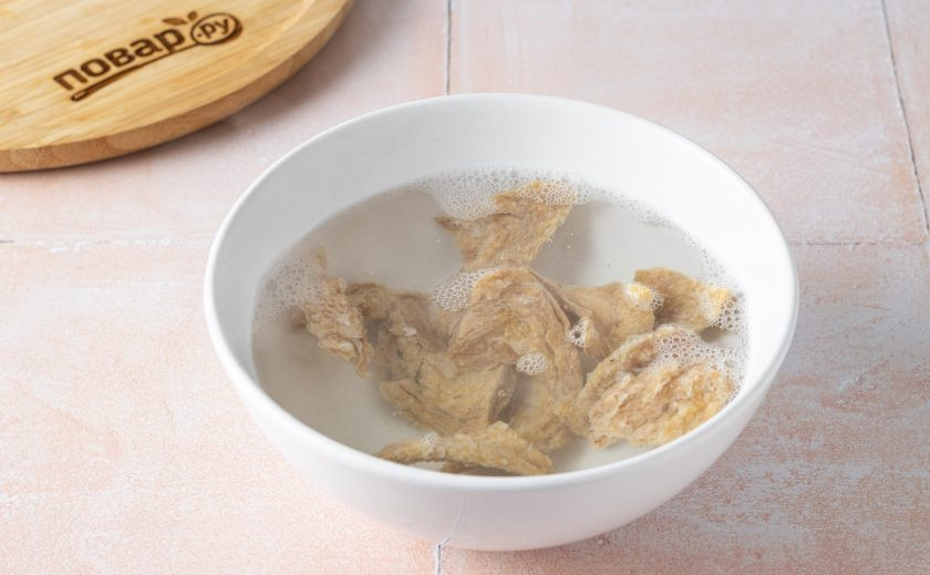 1. Этап. Соевое мясо в воке: Соевое мясо замочите в воде на 10-15 минут до мягкости.