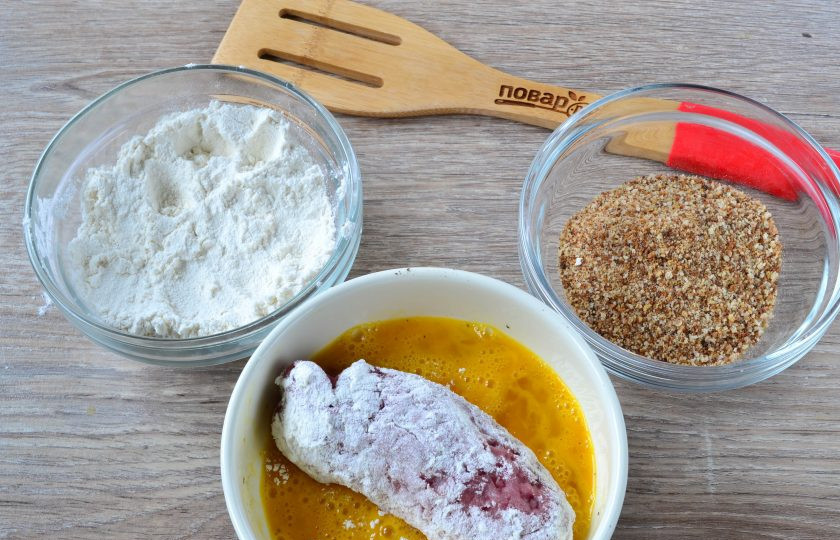 1. Этап. Мясные рулетики с печенью: Приготовьте все для панировки. В отдельные мисочки насыпьте панировочных сухарей и муки, в небольшой пиале взбейте яйца со щепоткой соли и перца. Обмакните каждый мясной рулетик сначала в муку, затем в яйцо и, наконец, в панировочные сухари.