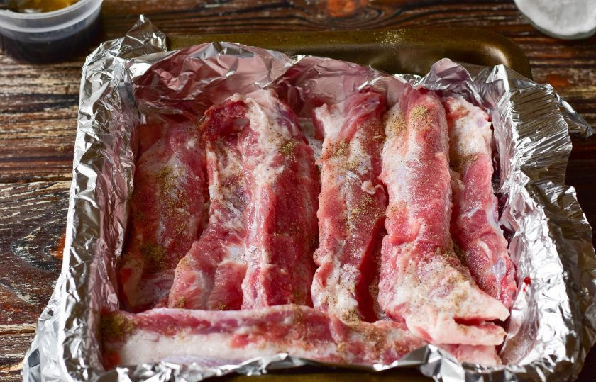 1. Этап. Глазированные ребрышки: Посолите и поперчите мясо.