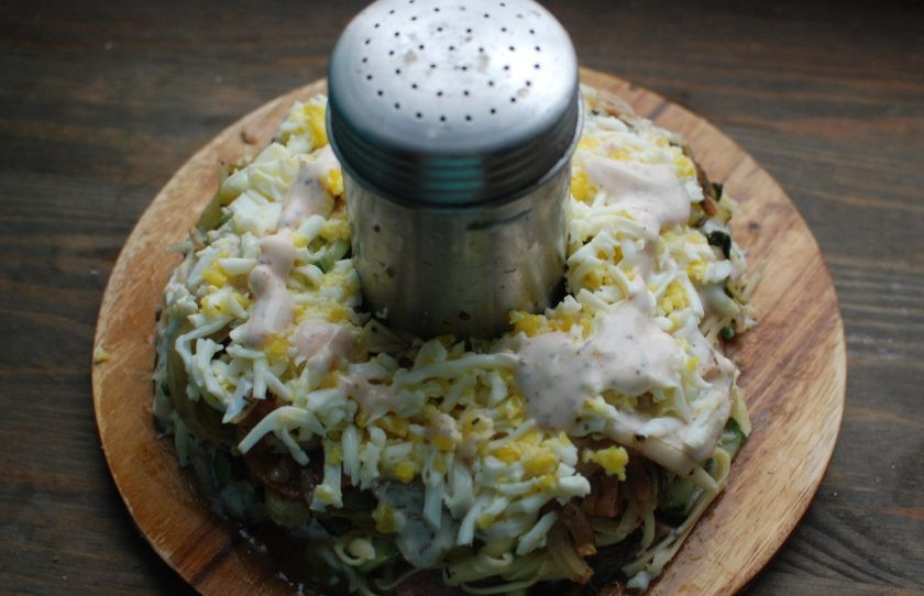 1. Этап. Салат с говядиной и маринованными огурцами: 5. Последние слои - яйца и сыр. Не забывайте каждый слой промазывать соусом.