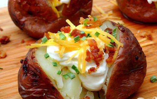 1. Этап. Фаршированный картофель: Посыпаем сыром, луком и кусочками бекона.