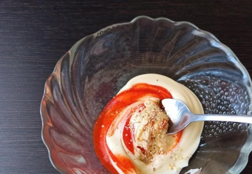 1. Этап. Чизбургер с копченой рулькой и соусом Спайси: Для соуса Спайси смешать майонез, острый соус Шрирача и чеснок. Можно взять свежий чеснок или, как я, сухой.