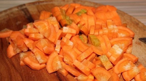 1. Этап. Жаркое из дикой утки: 2. Почистите и нарежьте морковь некрупными кусочками.