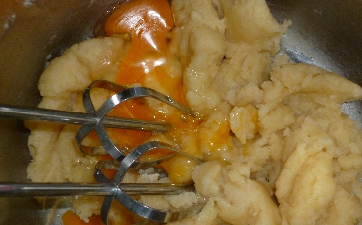 1. Этап. Карпатка: 2. И теперь добавляем яйца, разрыхлитель и быстро перемешаем, чтобы яйца не свернулись. Лучше миксером.