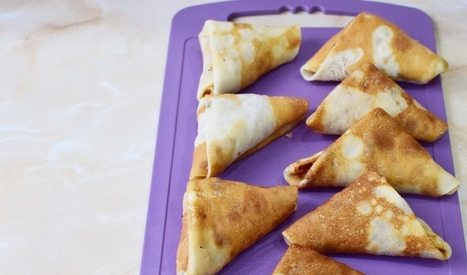 1. Этап. Блины-треугольники с фаршем: Так заверните все блинчики.