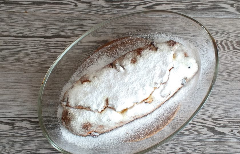 1. Этап. Кекс Штоллен: Кекс, еще горячий, хорошо смажьте сливочным маслом. Сразу же, обильно, посыпьте сахарной пудрой.