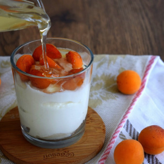 Десерт из свежих абрикосов