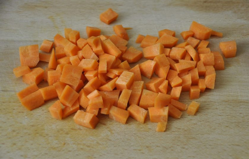 1. Этап. Яхния из курицы: Кубиком нарежьте морковь.