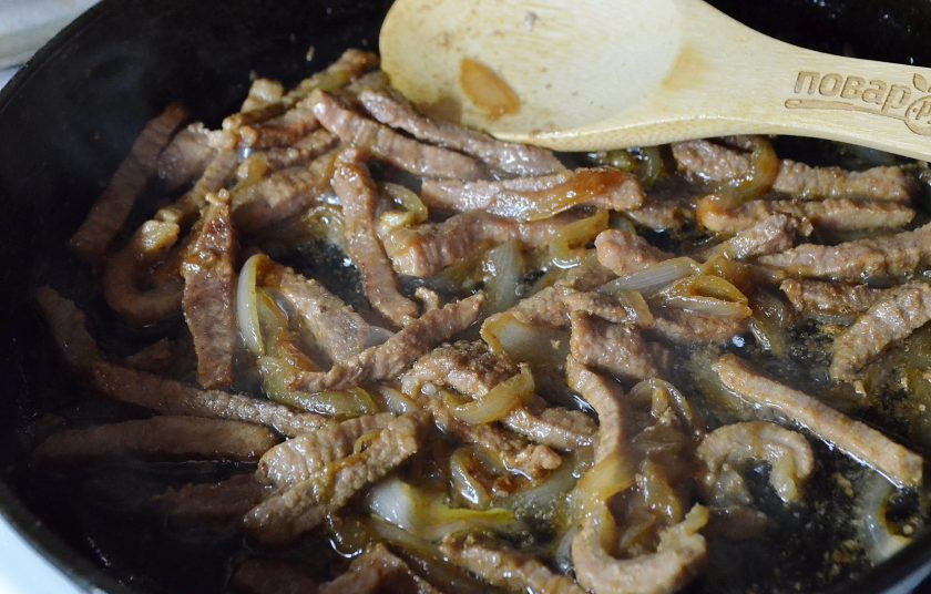 1. Этап. Ве-ча: Влейте соевый соус на сковороду, перемешайте и выпарите всю жидкость. Снимите с огня.