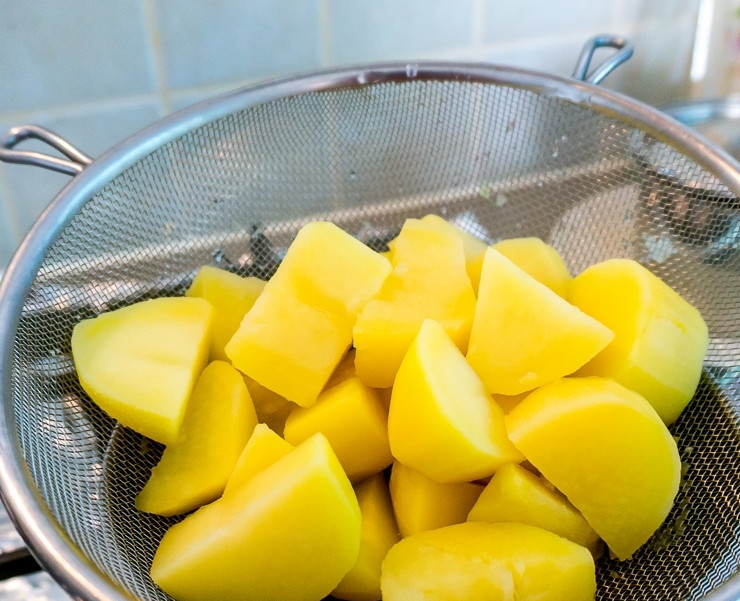 1. Этап. Английский пастуший пирог: Картошку очистите, отварите в подсоленной воде. Добавьте молоко, сыр, мелко нарезанный укроп, посолите и сделайте пюре.