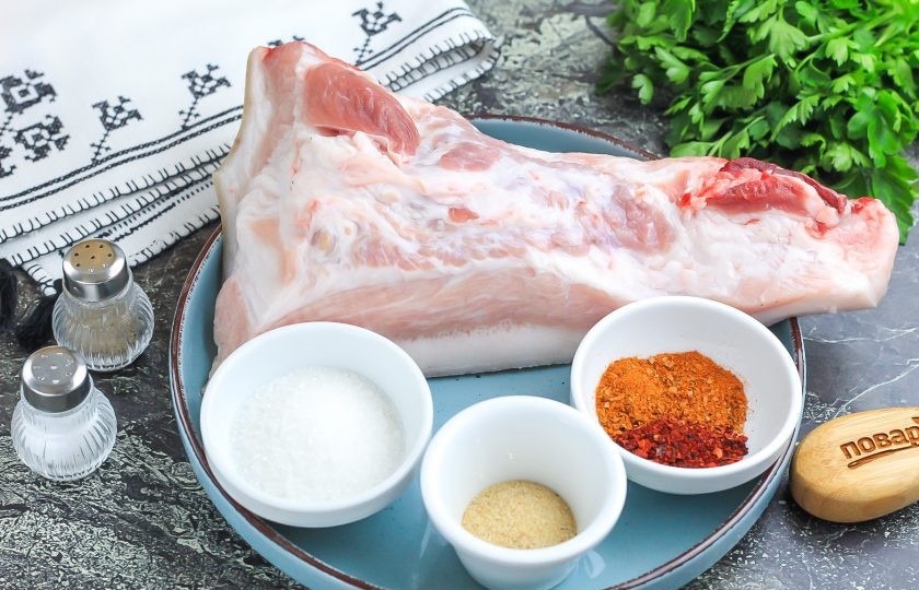 1. Этап. Гуанчиале: Подготовьте указанные ингредиенты. Чеснок можно использовать свежий, по желанию добавьте и другие пряности, специи.