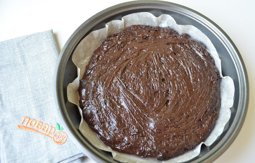1. Этап. Аппетитный брауни: 8. Диаметр моей формы 22 см, можно взять (или даже лучше) квадратную 20*20 см. Застелите дно пергаментом, смажьте его маслом. Распределите тесто и отправьте в духовку.