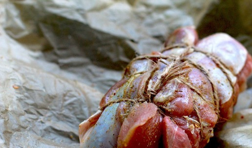 1. Этап. Филе индейки с гранатовой глазурью: Обсушите филе бедра индейки бумажными полотенцами, обвяжите шпагатом для плотности или зафиксируйте мясо в цельный кусок, если ваша упаковка состоит из пары филе. Смажьте её маслом для дополнительного аромата и увлажнения и посыпьте солью и перцем со всех сторон.