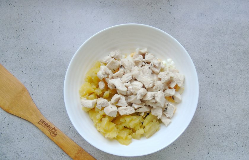 1. Этап. Салат Лада: Жареное куриное филе мелко нарежьте и выложите в салат.