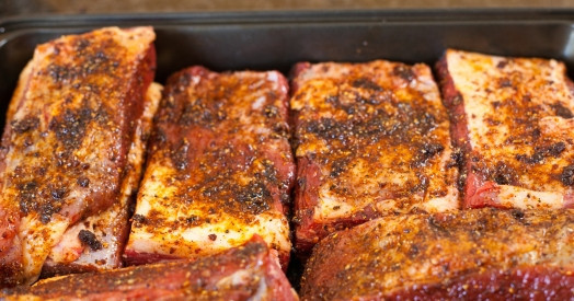 1. Этап. Запечённые говяжьи рёбрышки: Подготовьте рёбрышки. Смажьте их полученным маринадом и выложите на противень. Запекайте их в разогретой духовке на слабом они (140 градусов) около 3,5 часов.