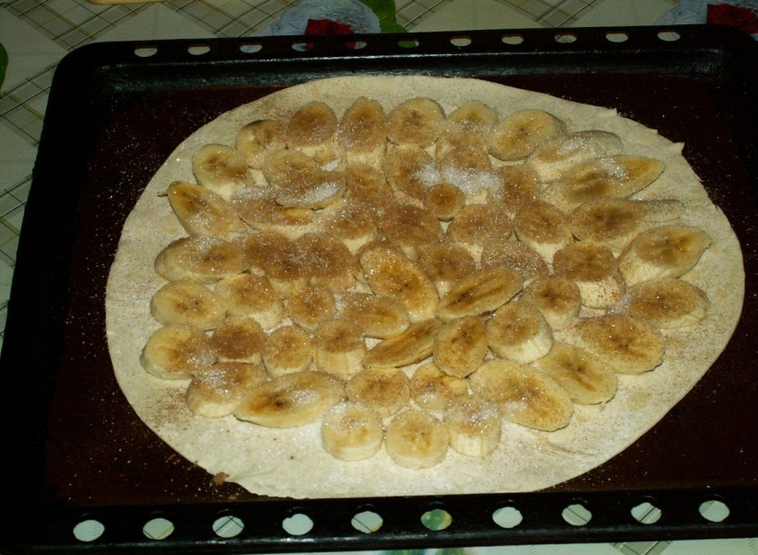 1. Этап. Банановый пирог из слоеного теста: Посыпьте сахаром и корицей.
