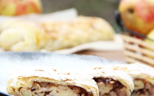 1. Этап. Яблочный штрудель простой: Разогрейте духовку до ста девяноста градусов. Выложите рулет на противень и поставьте его в духовой шкаф. Запекайте штрудель сорок минут.