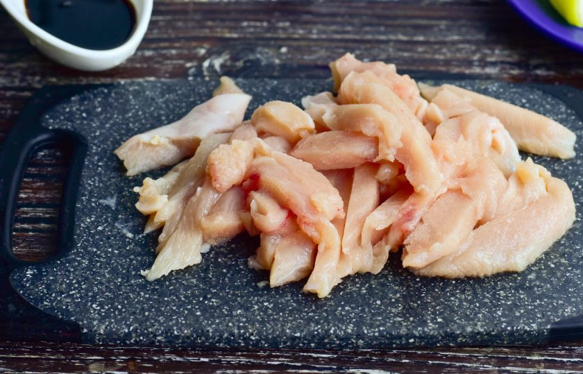 1. Этап. Салат с курицей по-китайски: Нарежьте куриное филе соломкой.