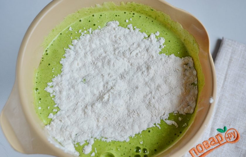 1. Этап. Новогодний торт Лесной мох: Муку просейте, соедините с крахмалом и разрыхлителем. Введите мучную смесь в яичную.